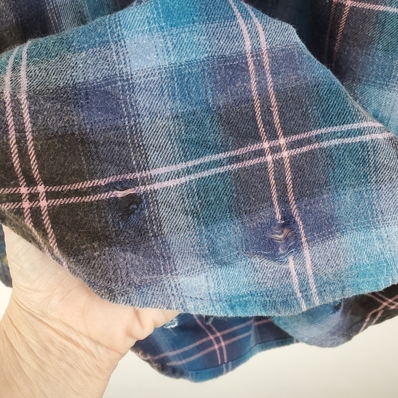 AMERICAN Eagle Flannel Button Up Shirt Womens Small Destroyed Blue Pink Plaid - Picture 11 of 13